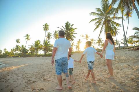 Celebre sua história em Praia do Forte. Cada fotografia é um convite para viver a experiência de estar presente e sentir.'