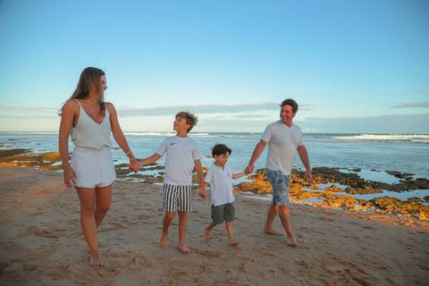 Celebre sua história em Praia do Forte. Cada fotografia é um convite para viver a experiência de estar presente e sentir.'