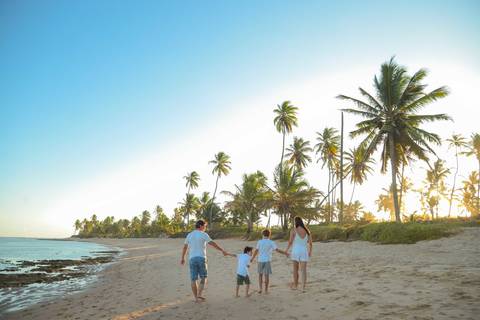 Celebre sua história em Praia do Forte. Cada fotografia é um convite para viver a experiência de estar presente e sentir.'