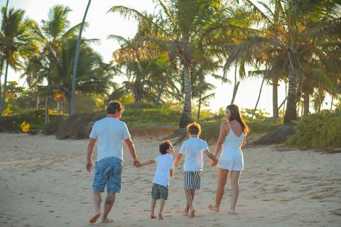 Celebre sua história em Praia do Forte. Cada fotografia é um convite para viver a experiência de estar presente e sentir.'