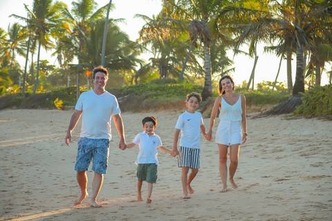 Celebre sua história em Praia do Forte. Cada fotografia é um convite para viver a experiência de estar presente e sentir.'