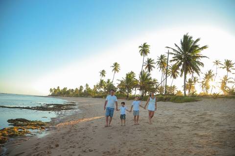Dança em roda ao pôr do sol. Um momento simbólico e emocionante que marcou as Bodas de Ouro de Elisa e Edson em Praia do Forte-BA.'
