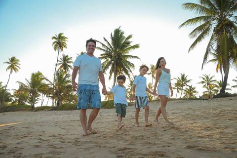 Dança em roda ao pôr do sol. Um momento simbólico e emocionante que marcou as Bodas de Ouro de Elisa e Edson em Praia do Forte-BA.'