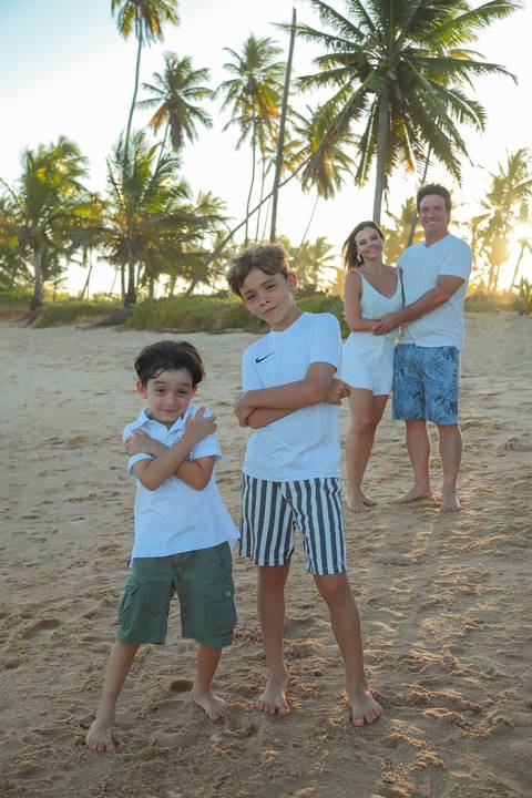 Dança em roda ao pôr do sol. Um momento simbólico e emocionante que marcou as Bodas de Ouro de Elisa e Edson em Praia do Forte-BA.'