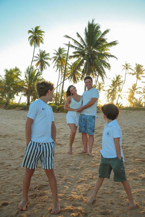 Dança em roda ao pôr do sol. Um momento simbólico e emocionante que marcou as Bodas de Ouro de Elisa e Edson em Praia do Forte-BA.'
