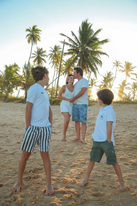 Dança em roda ao pôr do sol. Um momento simbólico e emocionante que marcou as Bodas de Ouro de Elisa e Edson em Praia do Forte-BA.'