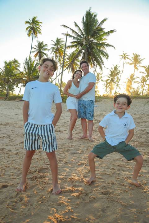 Dança em roda ao pôr do sol. Um momento simbólico e emocionante que marcou as Bodas de Ouro de Elisa e Edson em Praia do Forte-BA.'
