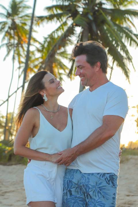 Dança em roda ao pôr do sol. Um momento simbólico e emocionante que marcou as Bodas de Ouro de Elisa e Edson em Praia do Forte-BA.'