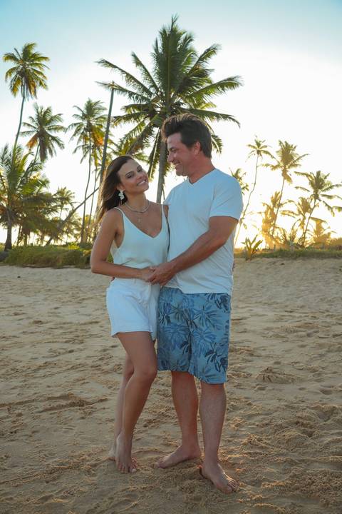Dança em roda ao pôr do sol. Um momento simbólico e emocionante que marcou as Bodas de Ouro de Elisa e Edson em Praia do Forte-BA.'