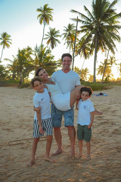 Dança em roda ao pôr do sol. Um momento simbólico e emocionante que marcou as Bodas de Ouro de Elisa e Edson em Praia do Forte-BA.'