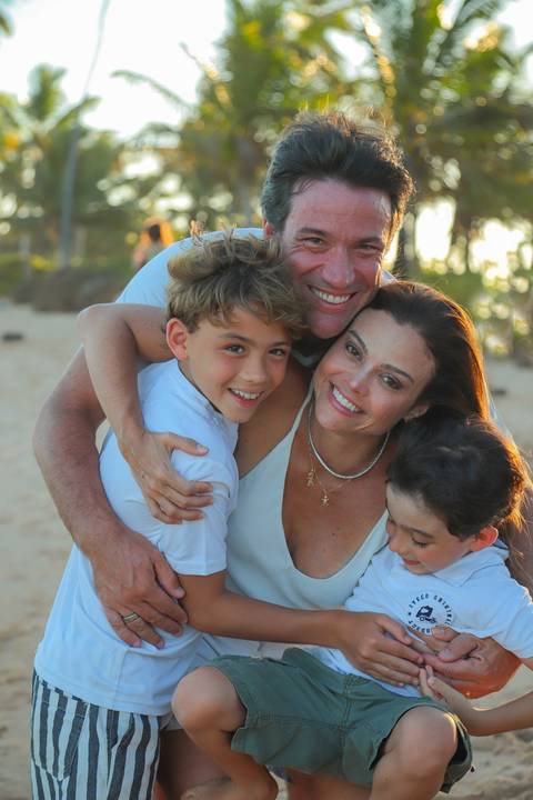 Dança em roda ao pôr do sol. Um momento simbólico e emocionante que marcou as Bodas de Ouro de Elisa e Edson em Praia do Forte-BA.'