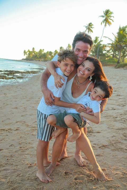 Dança em roda ao pôr do sol. Um momento simbólico e emocionante que marcou as Bodas de Ouro de Elisa e Edson em Praia do Forte-BA.'