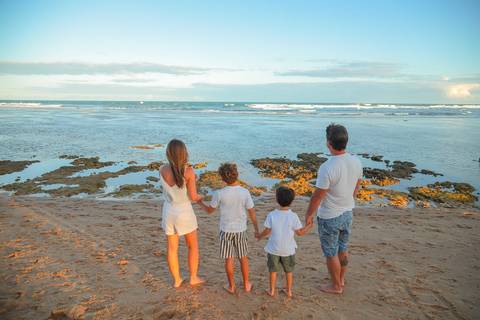 Dança em roda ao pôr do sol. Um momento simbólico e emocionante que marcou as Bodas de Ouro de Elisa e Edson em Praia do Forte-BA.'