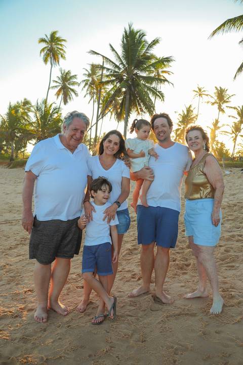 Ensaio de família em Praia do Forte. Mais do que fotos, criamos memórias que permanecem vivas por toda a vida.'
