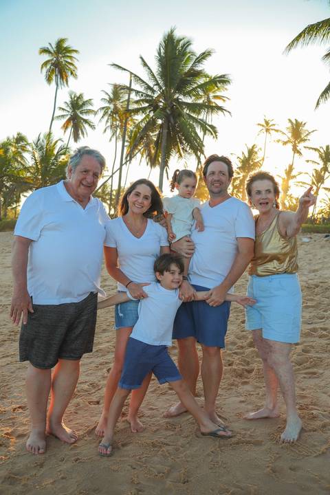 Ensaio de família em Praia do Forte. Mais do que fotos, criamos memórias que permanecem vivas por toda a vida.'