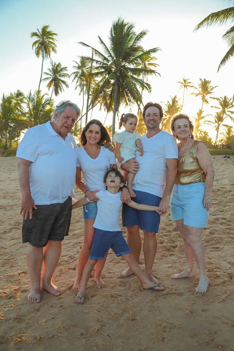 Ensaio de família em Praia do Forte. Mais do que fotos, criamos memórias que permanecem vivas por toda a vida.'