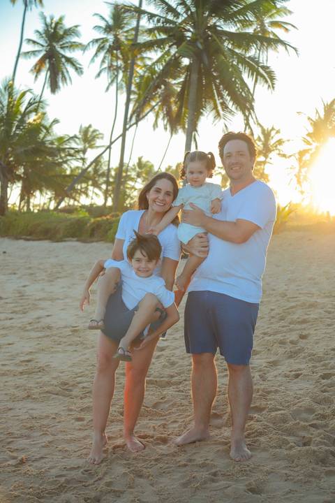Ensaio de família em Praia do Forte. Mais do que fotos, criamos memórias que permanecem vivas por toda a vida.'