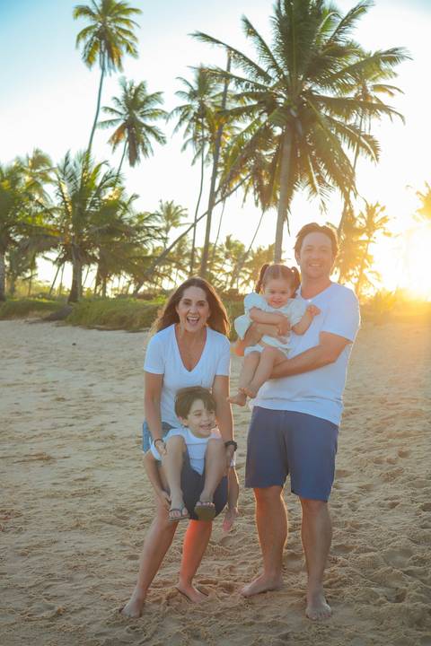 Ensaio de família em Praia do Forte. Mais do que fotos, criamos memórias que permanecem vivas por toda a vida.'