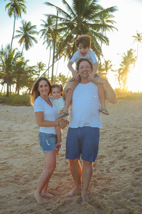 Ensaio de família em Praia do Forte. Mais do que fotos, criamos memórias que permanecem vivas por toda a vida.'