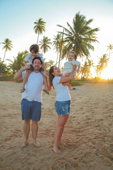 Ensaio de família em Praia do Forte. Mais do que fotos, criamos memórias que permanecem vivas por toda a vida.'