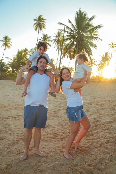 Ensaio de família em Praia do Forte. Mais do que fotos, criamos memórias que permanecem vivas por toda a vida.'