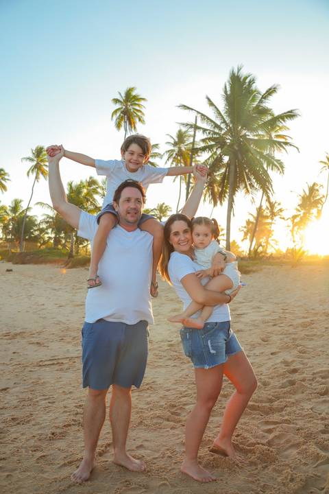 Ensaio de família em Praia do Forte. Mais do que fotos, criamos memórias que permanecem vivas por toda a vida.'