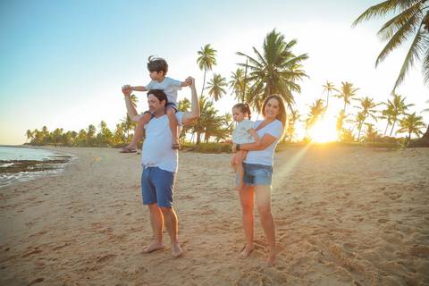 Ensaio de família em Praia do Forte. Mais do que fotos, criamos memórias que permanecem vivas por toda a vida.'