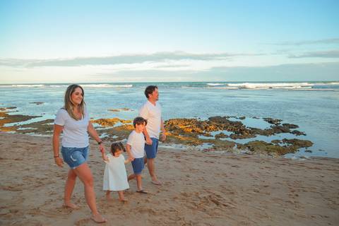 Ensaio de família em Praia do Forte. Mais do que fotos, criamos memórias que permanecem vivas por toda a vida.'