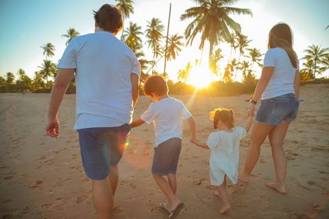 Ensaio de família em Praia do Forte. Mais do que fotos, criamos memórias que permanecem vivas por toda a vida.'