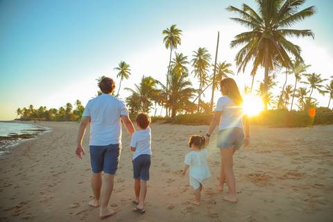 Praia do Forte, Bahia — o cenário perfeito para celebrar o amor. Um ensaio fotográfico que mistura natureza, emoção e propósito.'