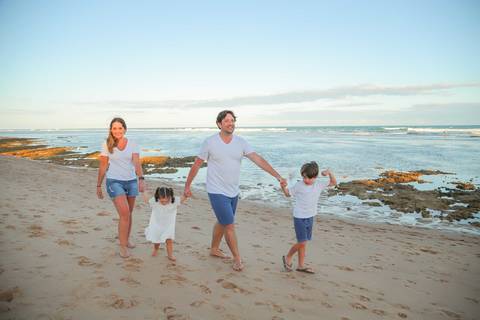 Praia do Forte, Bahia — o cenário perfeito para celebrar o amor. Um ensaio fotográfico que mistura natureza, emoção e propósito.'