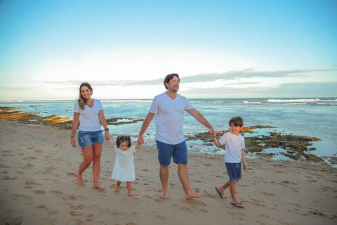 Praia do Forte, Bahia — o cenário perfeito para celebrar o amor. Um ensaio fotográfico que mistura natureza, emoção e propósito.'