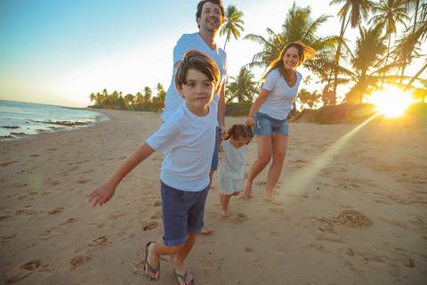 Praia do Forte, Bahia — o cenário perfeito para celebrar o amor. Um ensaio fotográfico que mistura natureza, emoção e propósito.'