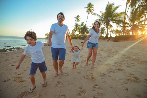 Praia do Forte, Bahia — o cenário perfeito para celebrar o amor. Um ensaio fotográfico que mistura natureza, emoção e propósito.'