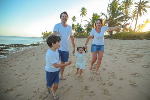 Praia do Forte, Bahia — o cenário perfeito para celebrar o amor. Um ensaio fotográfico que mistura natureza, emoção e propósito.'