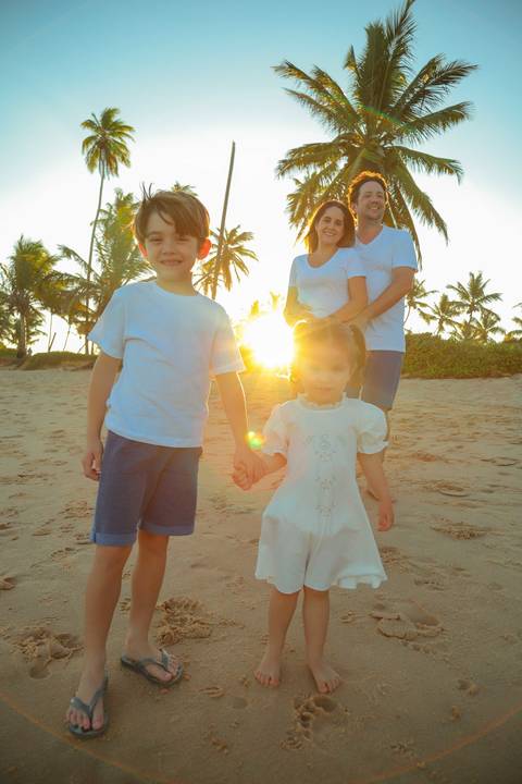 Praia do Forte, Bahia — o cenário perfeito para celebrar o amor. Um ensaio fotográfico que mistura natureza, emoção e propósito.'