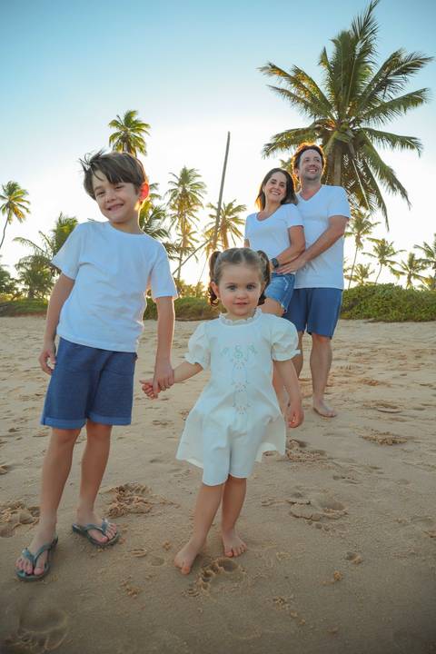 Praia do Forte, Bahia — o cenário perfeito para celebrar o amor. Um ensaio fotográfico que mistura natureza, emoção e propósito.'