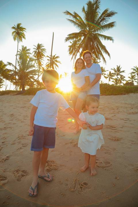 Praia do Forte, Bahia — o cenário perfeito para celebrar o amor. Um ensaio fotográfico que mistura natureza, emoção e propósito.'