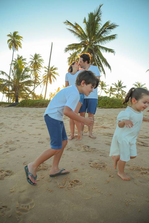 Praia do Forte, Bahia — o cenário perfeito para celebrar o amor. Um ensaio fotográfico que mistura natureza, emoção e propósito.'