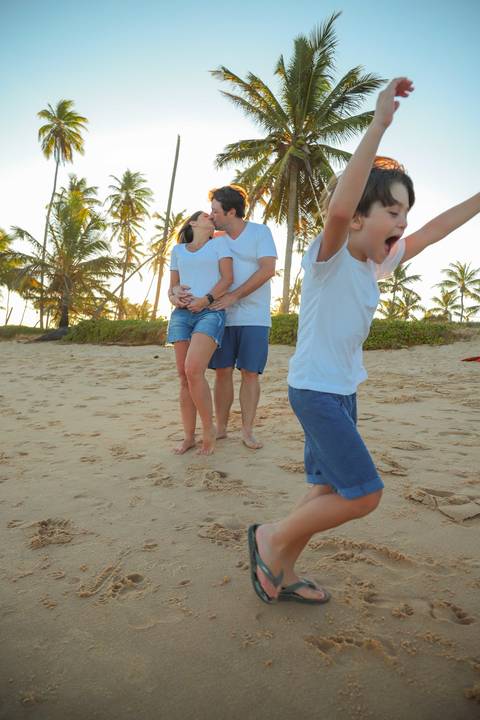 Praia do Forte, Bahia — o cenário perfeito para celebrar o amor. Um ensaio fotográfico que mistura natureza, emoção e propósito.'