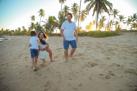 Vivencie essa experiência. Traga sua família para viver um ensaio fotográfico em Praia do Forte, onde cada imagem reflete amor, leveza e gratidão.'