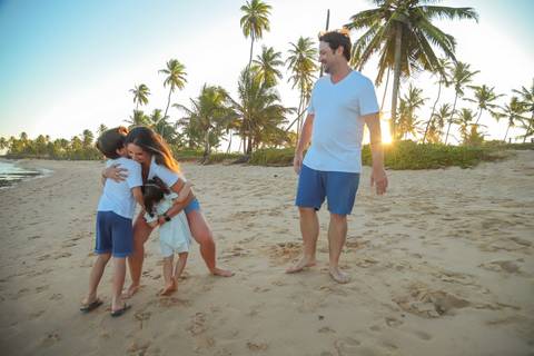 Vivencie essa experiência. Traga sua família para viver um ensaio fotográfico em Praia do Forte, onde cada imagem reflete amor, leveza e gratidão.'