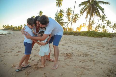 Vivencie essa experiência. Traga sua família para viver um ensaio fotográfico em Praia do Forte, onde cada imagem reflete amor, leveza e gratidão.'