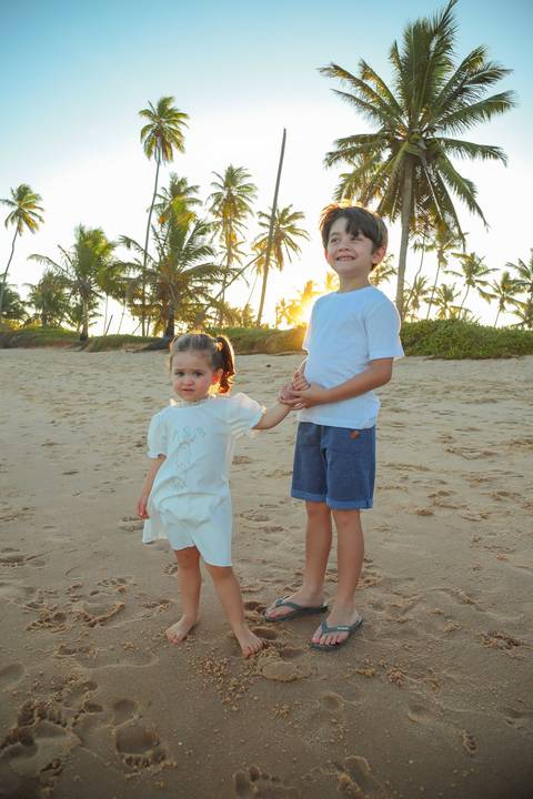 Vivencie essa experiência. Traga sua família para viver um ensaio fotográfico em Praia do Forte, onde cada imagem reflete amor, leveza e gratidão.'