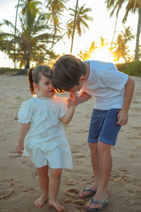 Vivencie essa experiência. Traga sua família para viver um ensaio fotográfico em Praia do Forte, onde cada imagem reflete amor, leveza e gratidão.'