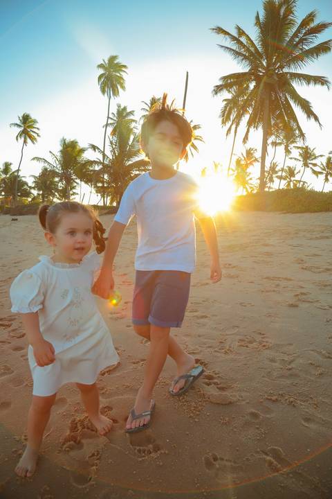 Vivencie essa experiência. Traga sua família para viver um ensaio fotográfico em Praia do Forte, onde cada imagem reflete amor, leveza e gratidão.'