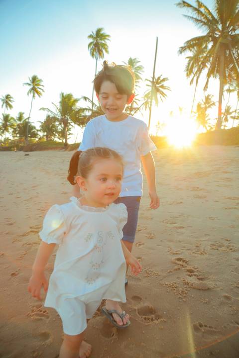 Vivencie essa experiência. Traga sua família para viver um ensaio fotográfico em Praia do Forte, onde cada imagem reflete amor, leveza e gratidão.'