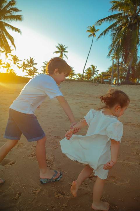 Vivencie essa experiência. Traga sua família para viver um ensaio fotográfico em Praia do Forte, onde cada imagem reflete amor, leveza e gratidão.'