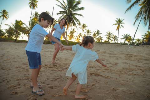 Vivencie essa experiência. Traga sua família para viver um ensaio fotográfico em Praia do Forte, onde cada imagem reflete amor, leveza e gratidão.'
