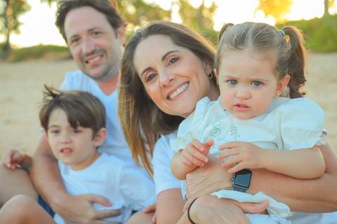 Vivencie essa experiência. Traga sua família para viver um ensaio fotográfico em Praia do Forte, onde cada imagem reflete amor, leveza e gratidão.'